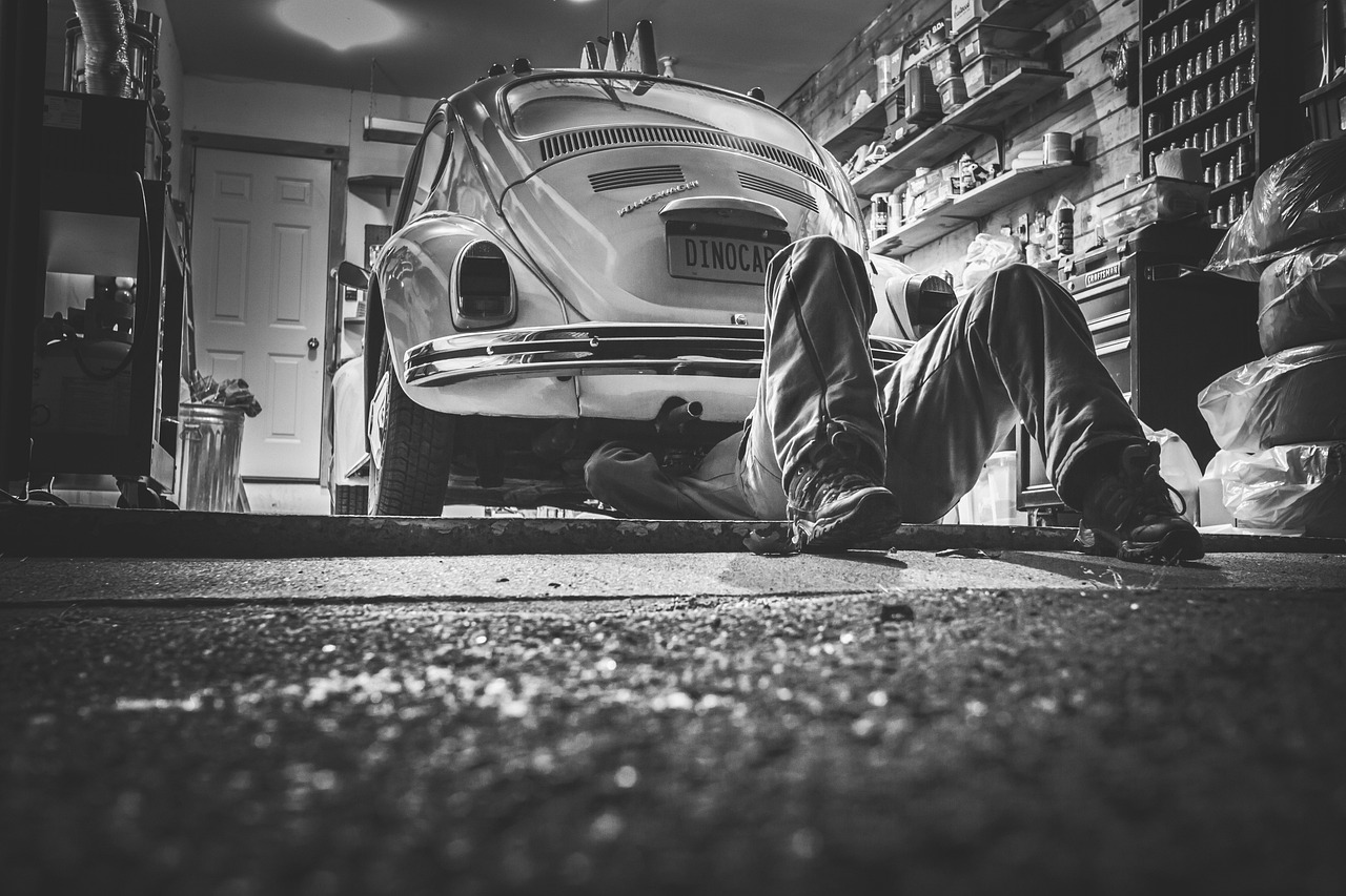 Carrosserie de voiture classique en restauration dans l'atelier d'Albertville